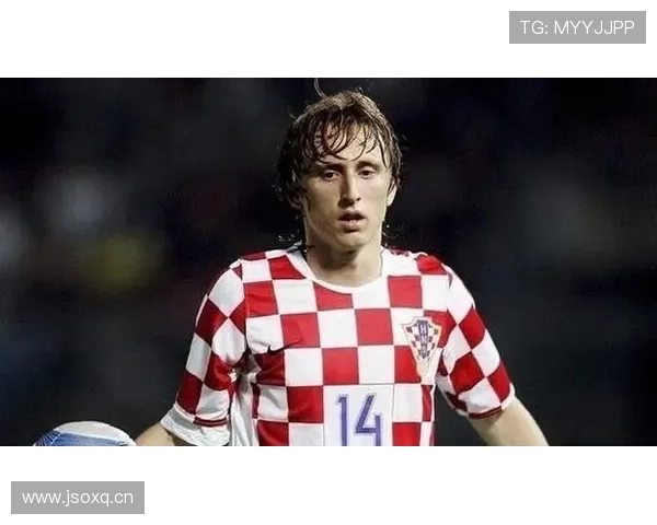 莫德里奇与哈维：两代中场大师的风格与战术角色对比分析