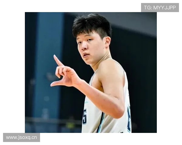 杨瀚森比赛还没开始，场边就拿出手机聊起了八卦，这节奏怪怪的吧？